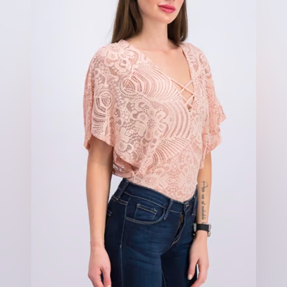 BCBGMAXAZRIA Lace flutter sleeve bodysuit blush pink size Medium